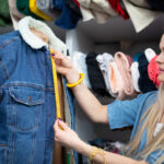 Widok z boku kobiety z twarzą