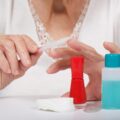 Starsza kobieta dba o swój manicure. Zbliżenie
