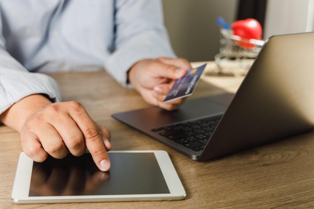 Mężczyzna kupuje płatności online bankowość i zakupy online Technologia biznesowa sieci bankowości mobilnej