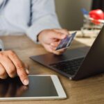 Mężczyzna kupuje płatności online bankowość i zakupy online Technologia biznesowa sieci bankowości mobilnej