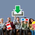 Grupa różnych przyjaciół i koncepcji pobierania filmu