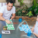 Rodzina bawiąca się razem przy stole