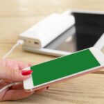 Ładowanie smartfona za pomocą power banku