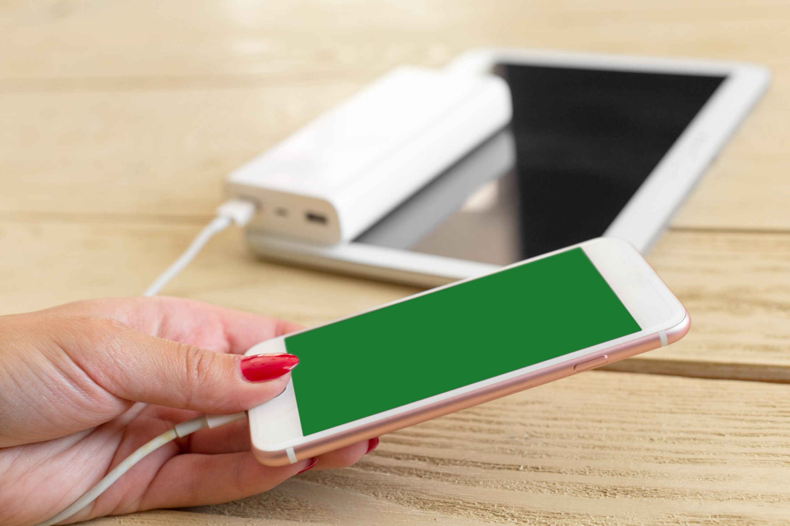 Ładowanie smartfona za pomocą power banku