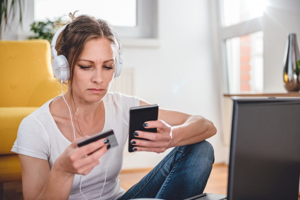Kobieta robi zakupy online i używa karty kredytowej