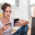 Kobieta robi zakupy online i używa karty kredytowej